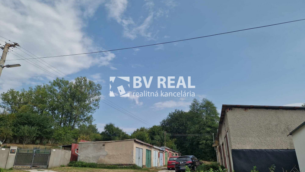 BV REAL Na predaj garáž 20 m2 s elektrikou Handlová FM2103