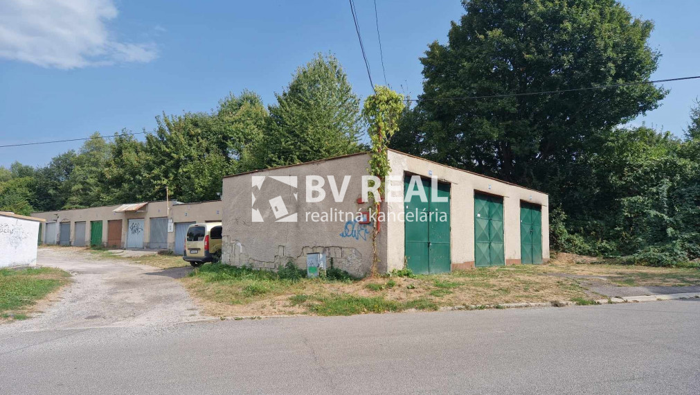 BV REAL Na predaj garáž s elektrikou 31 m2 Handlová FM2109